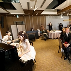 浅草ビューホテル：ふたりの縁をつなげた音楽で「ゲストを楽しませたい」。新郎新婦の姉妹も参加し、楽器演奏で感謝を伝えた