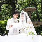 綱町三井倶楽部：階段でお披露目をして、爽やかな風が吹く庭園でセレモニー。どのシーンも絵になる光景がゲストの心に響いた