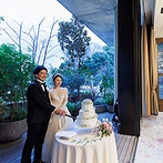 赤坂プリンス クラシックハウス：開放的なテラスでウエディングケーキ入刀。ゲスト参加型の演出もたくさん取り入れ、会場に一体感が