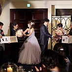 Casa d' Angela Aoyama（カサ・デ・アンジェラ青山）：ゲストとのおしゃべりや記念撮影も満喫。一番感謝を伝えたかった両親のために「子育て卒業式」も行った